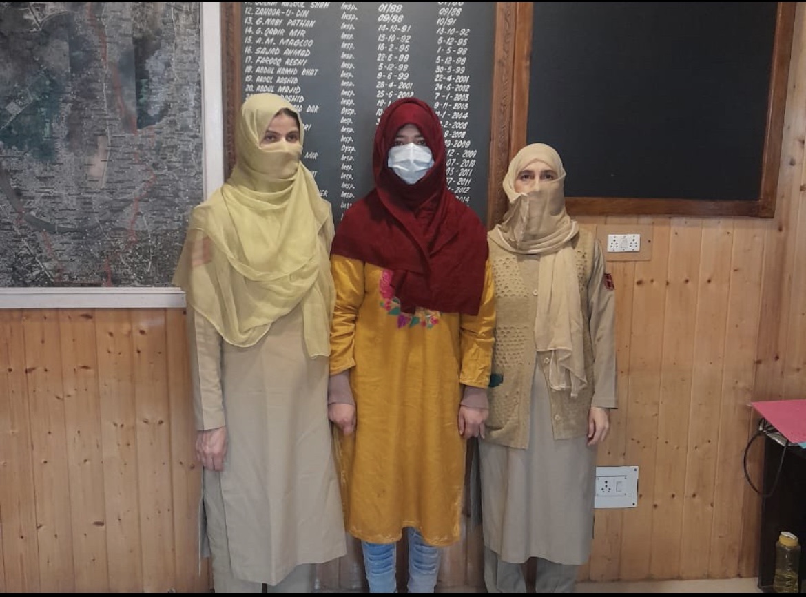 A young lady allegedly stabs her fiancé with knife in Srinagar held