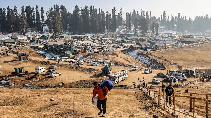 Tourist Disappointment as Sonamarg, Gulmarg, and Pahalgam Experience Lack of Snowfall; Kashmir Faces Extended Dry Spell