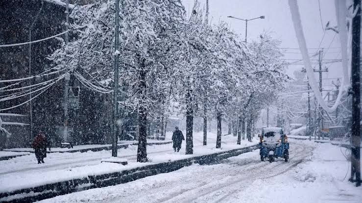 Snowfall Forecasted to Begin Today in Kashmir