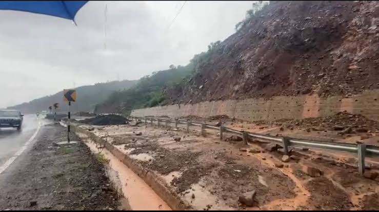Srinagar-Jammu Highway Closed After Landslides, Mudslides & Shooting Stones Pose a Threat